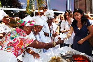 Baianas fazem acarajé em cerimônia de registro como Patrimônio Imaterial da Bahia